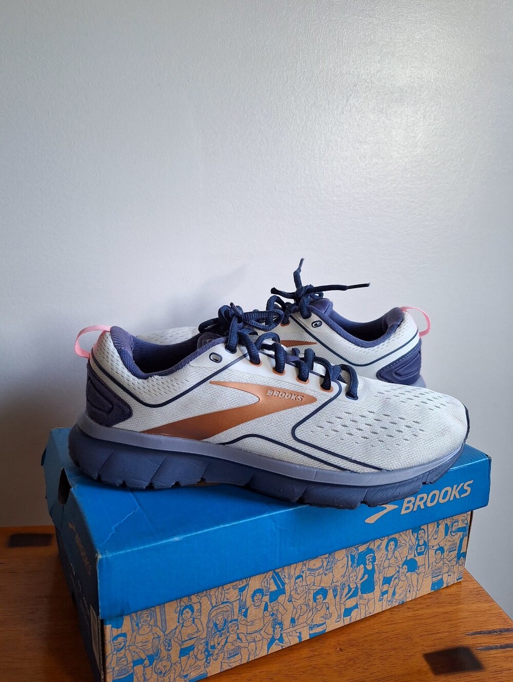 Brooks Transmit 3 White and blue Women's Size 8.5B
